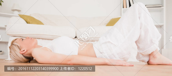 漂亮金發(fā)女子做健身操