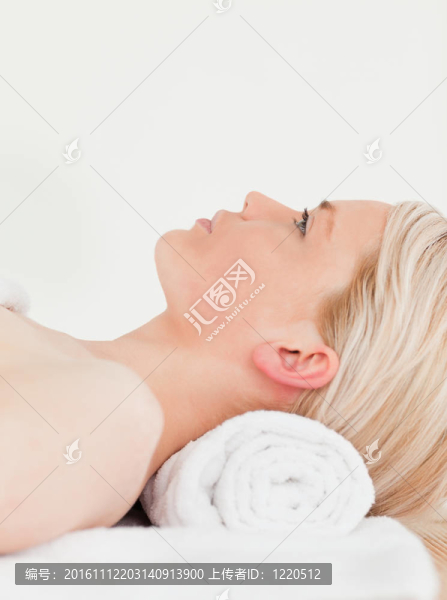 releaxed金發(fā)女人享受水療中心她的治療