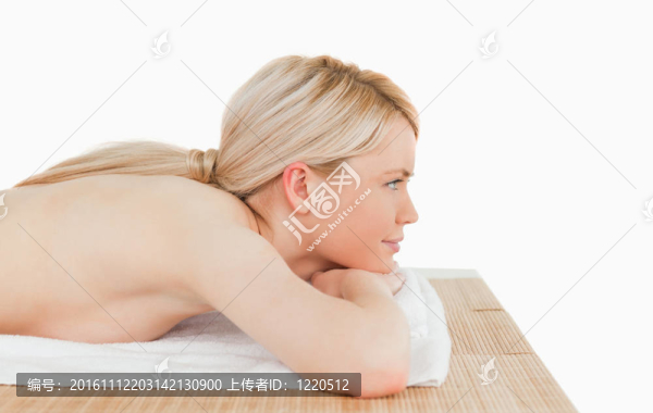 年輕迷人的金發(fā)女郎在SPA中心擺姿勢(shì)