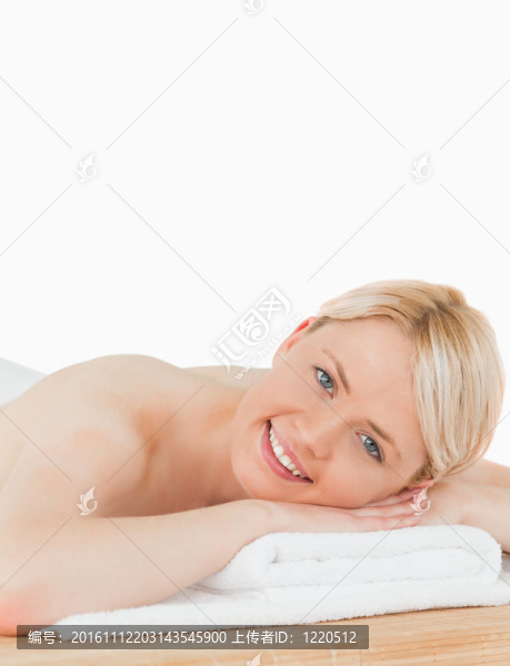 年輕漂亮的金發(fā)女郎在SPA中心擺姿勢