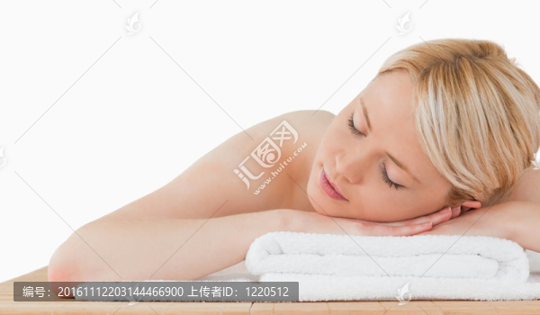 年輕漂亮的金發(fā)女郎在溫泉中心放松