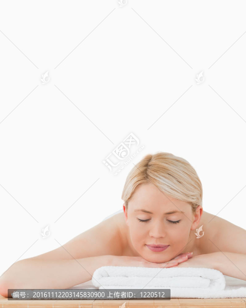 年輕迷人的金發(fā)女子在溫泉中心放松