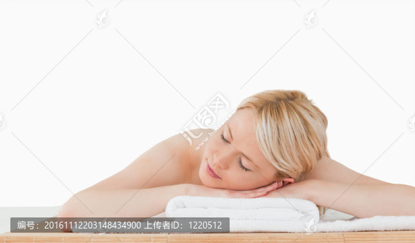 年輕漂亮的金發(fā)女郎在溫泉中心放松