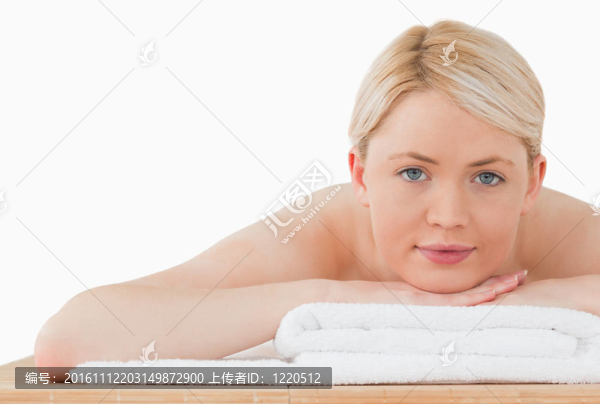 年輕迷人的金發(fā)女郎在SPA中心擺姿勢