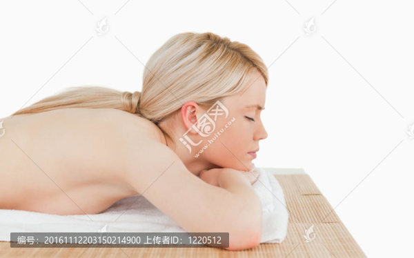 年輕迷人的金發(fā)女子在溫泉中心放松