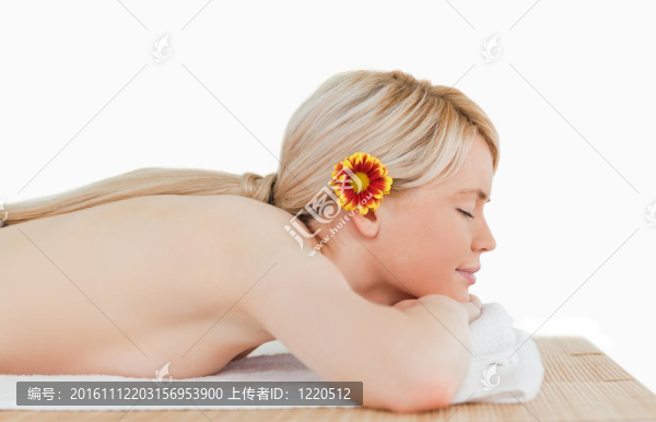 年輕可愛的女性在水療中心放松