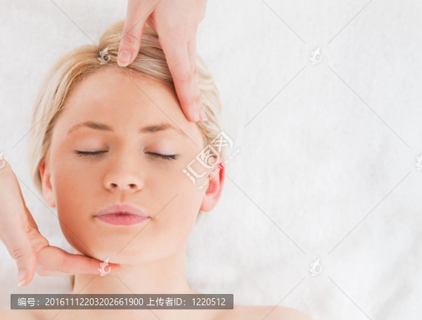 漂亮的金發(fā)女人在臉上按摩