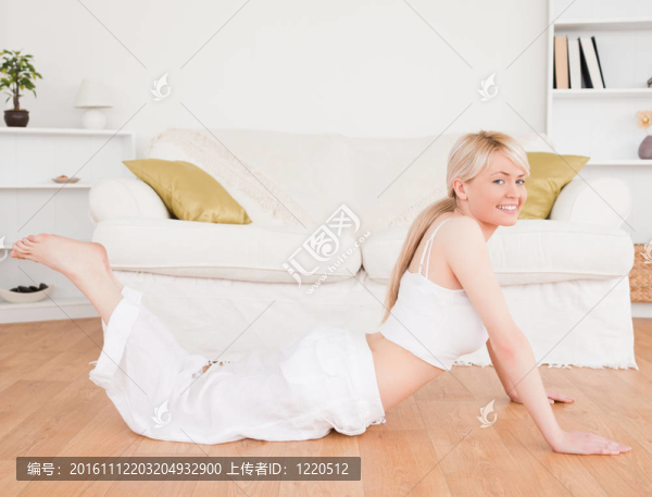 年輕金發(fā)女子做健身操