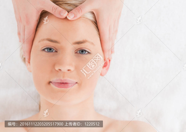 一個漂亮的年輕女子在溫泉中心按摩