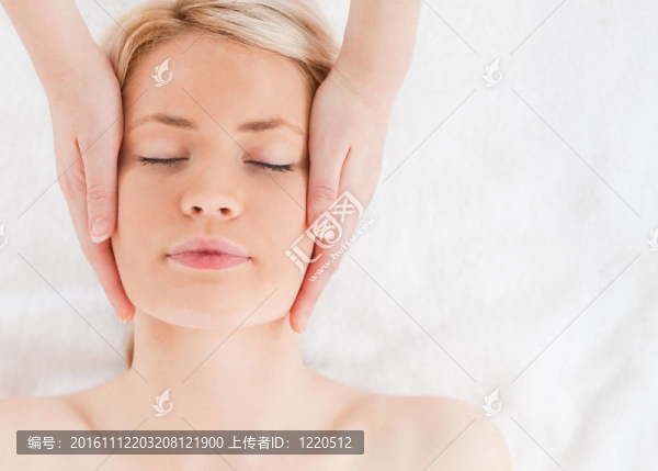 高興的金發(fā)女人在臉上按摩