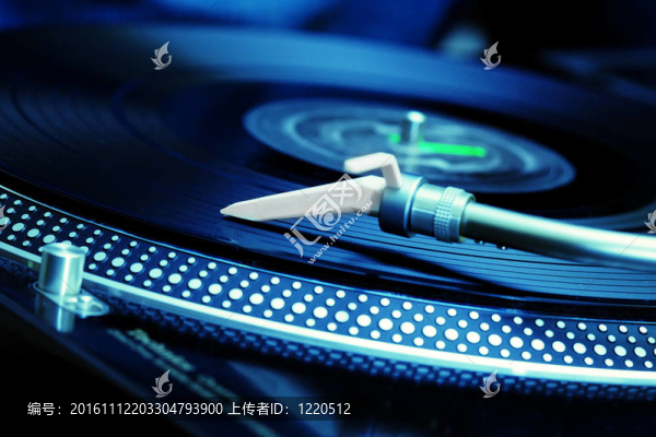轉(zhuǎn)盤播放乙烯基唱片