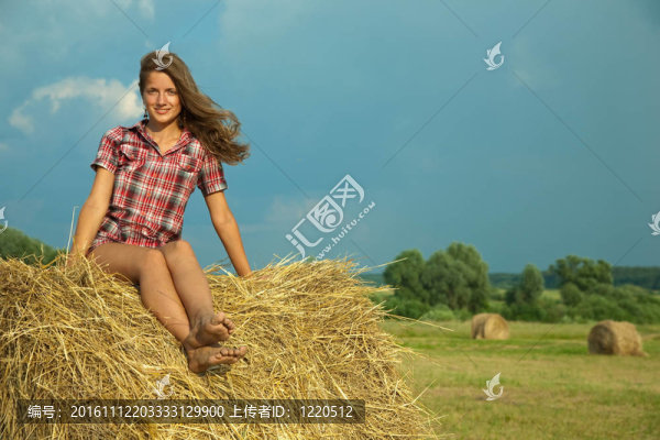 躺在稻草上的女孩