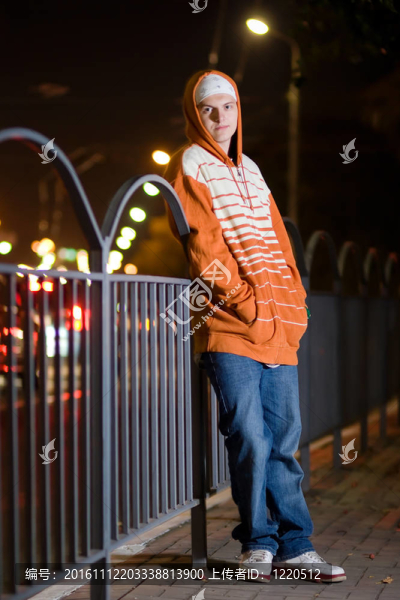 在Urbanic場景的年輕男孩