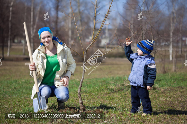 女人與兒子種樹室外