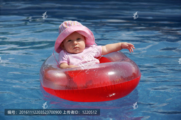 塑料船上的小女孩