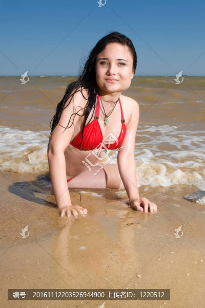 微笑的年輕女子在海邊