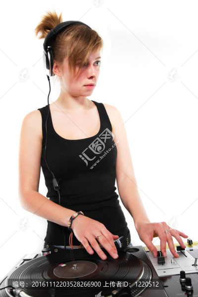 年輕的女DJ打乙烯分離