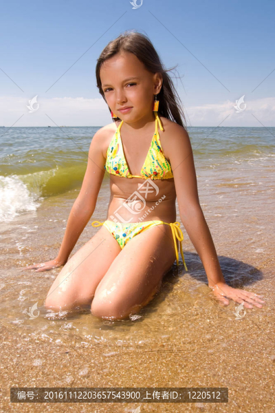 海邊的小女孩