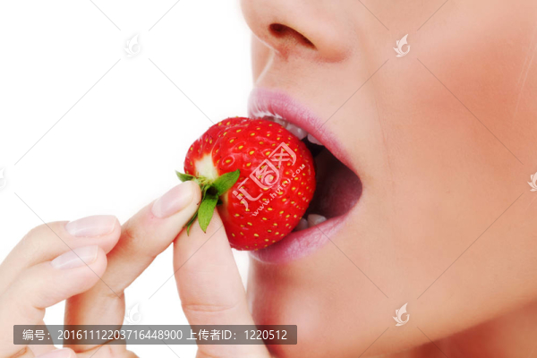 女人吃草莓