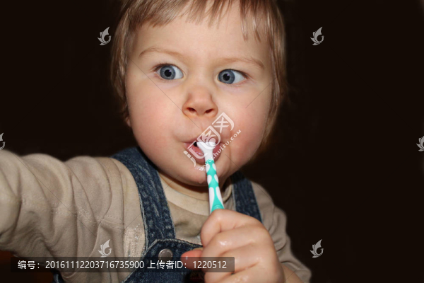 孩子刷牙