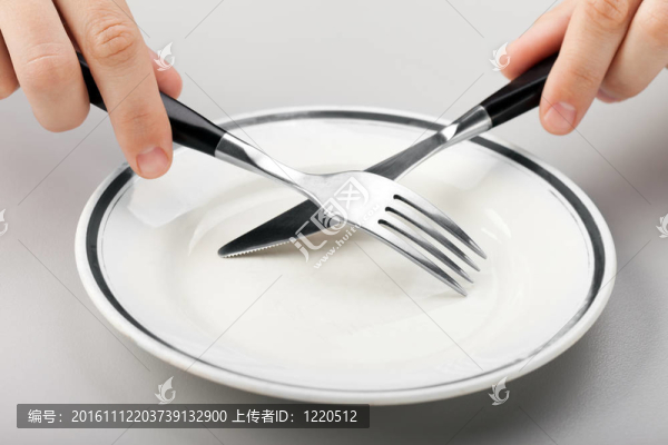 手拿叉和刀
