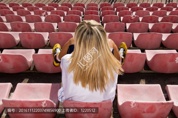 等待比賽的女籃球運動員