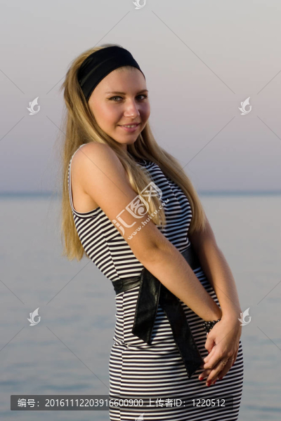 微笑的少女在海邊假扮