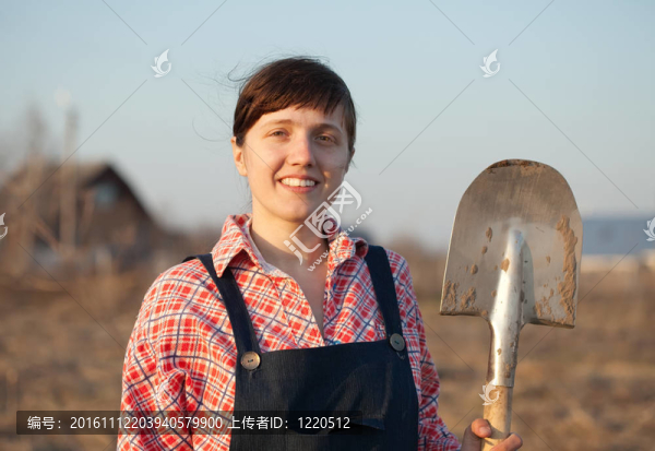 女農(nóng)民用鏟子