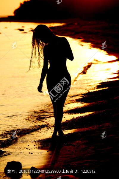 女人在海洋