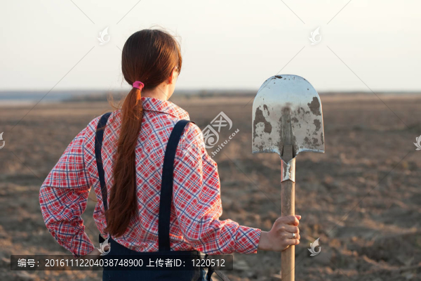 在開墾的土地上的農(nóng)民