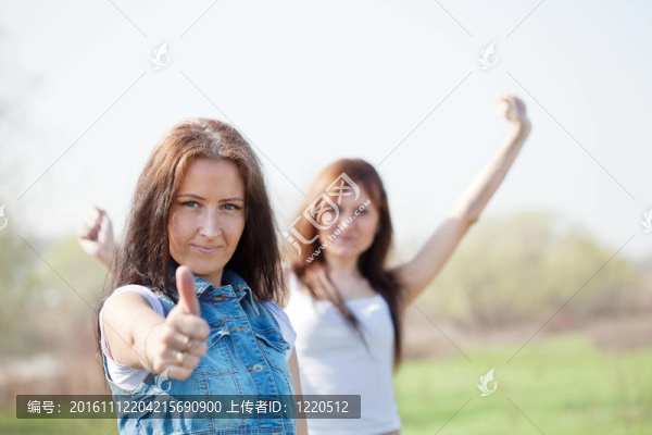 快樂的女人在一起