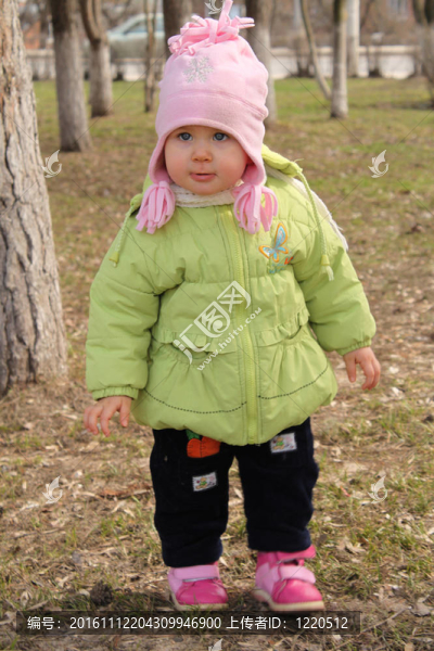 孩子玩捉迷藏