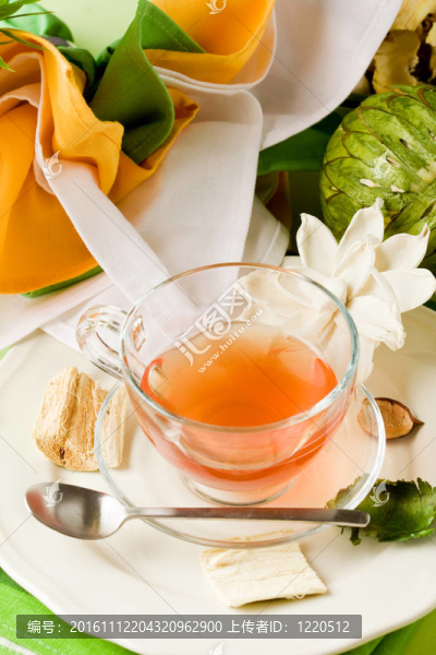 裝飾桌上的一杯茶