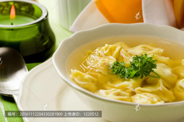 餃子在肉湯