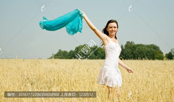 穿著白色連衣裙的女人