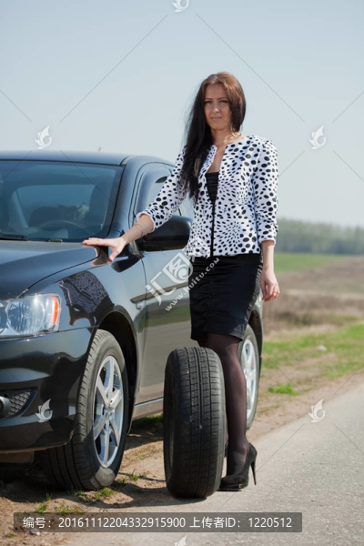 女的候車支持近破車