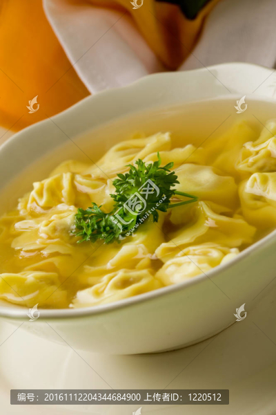 餃子在肉湯