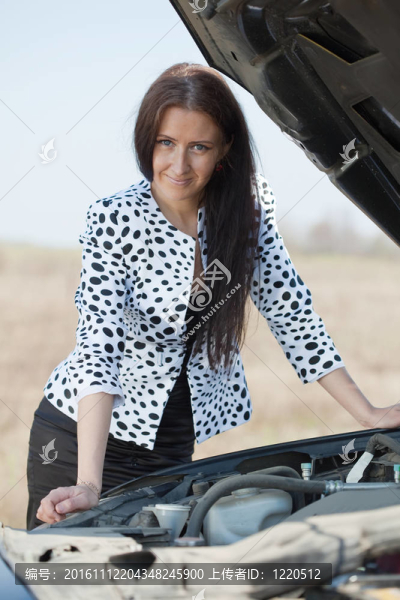 女人用她壞了的車