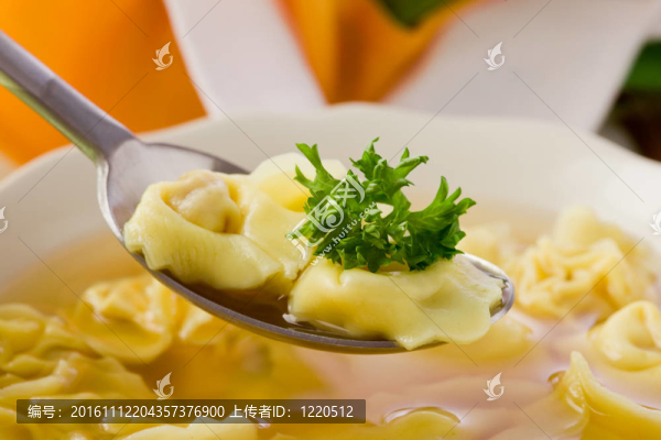 餃子在肉湯