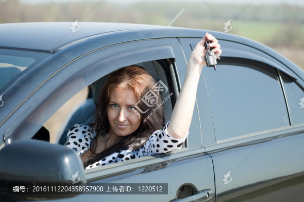 女人拿鑰匙的車(chē)