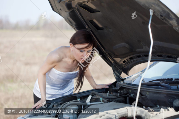 修理汽車的女人