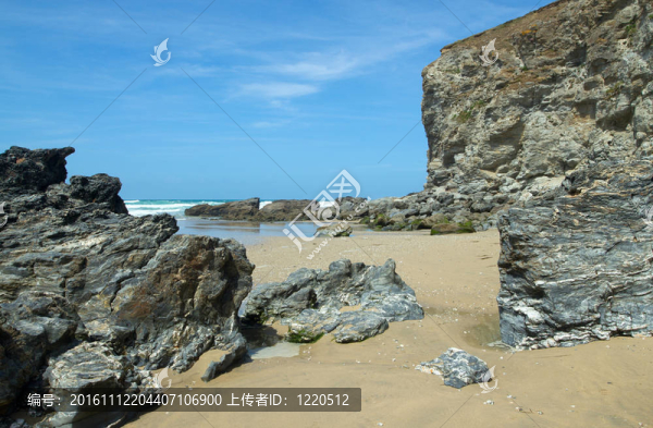侵蝕的巖石峭壁；波思托溫英國康沃爾海灘。