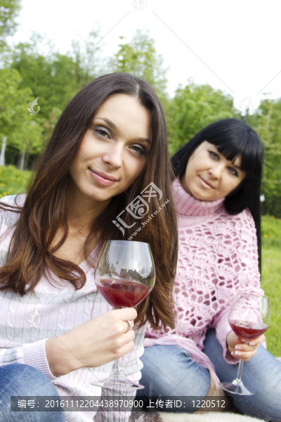 母親和女兒在戶外喝酒