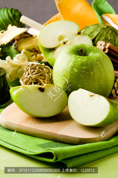 裁板上的青蘋果甜點(diǎn)