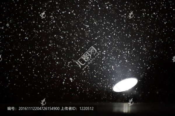 黑白的雪花在白光的投影機(jī)