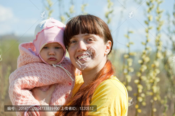 春天里有小女孩的母親