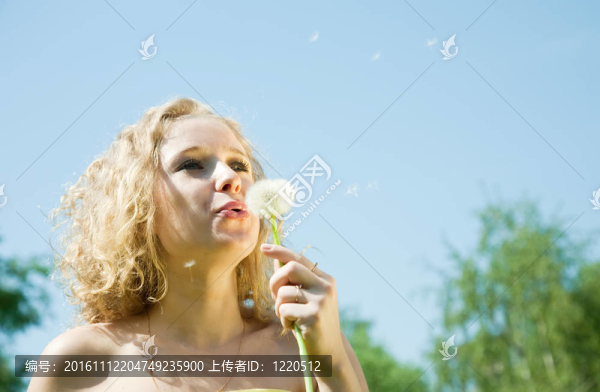 女孩吹蒲公英