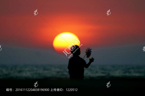 夕陽下的男孩的剪影
