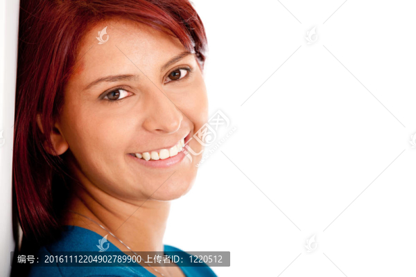 倚在墻上的女人