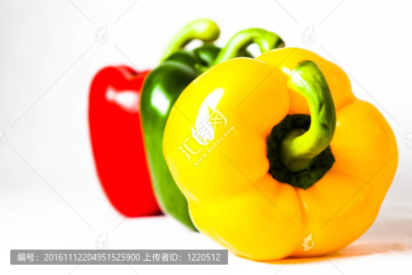 黃色；綠色和紅辣椒